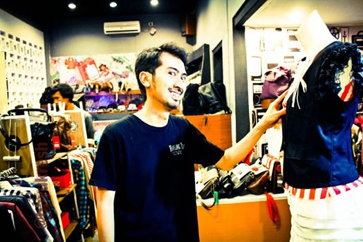 I love him much more..the man who always know how to put a huge smile on my face :) <a href="/kabutmerah/">Anindya Ryadinugroho</a> 
anw..nice pict! haha