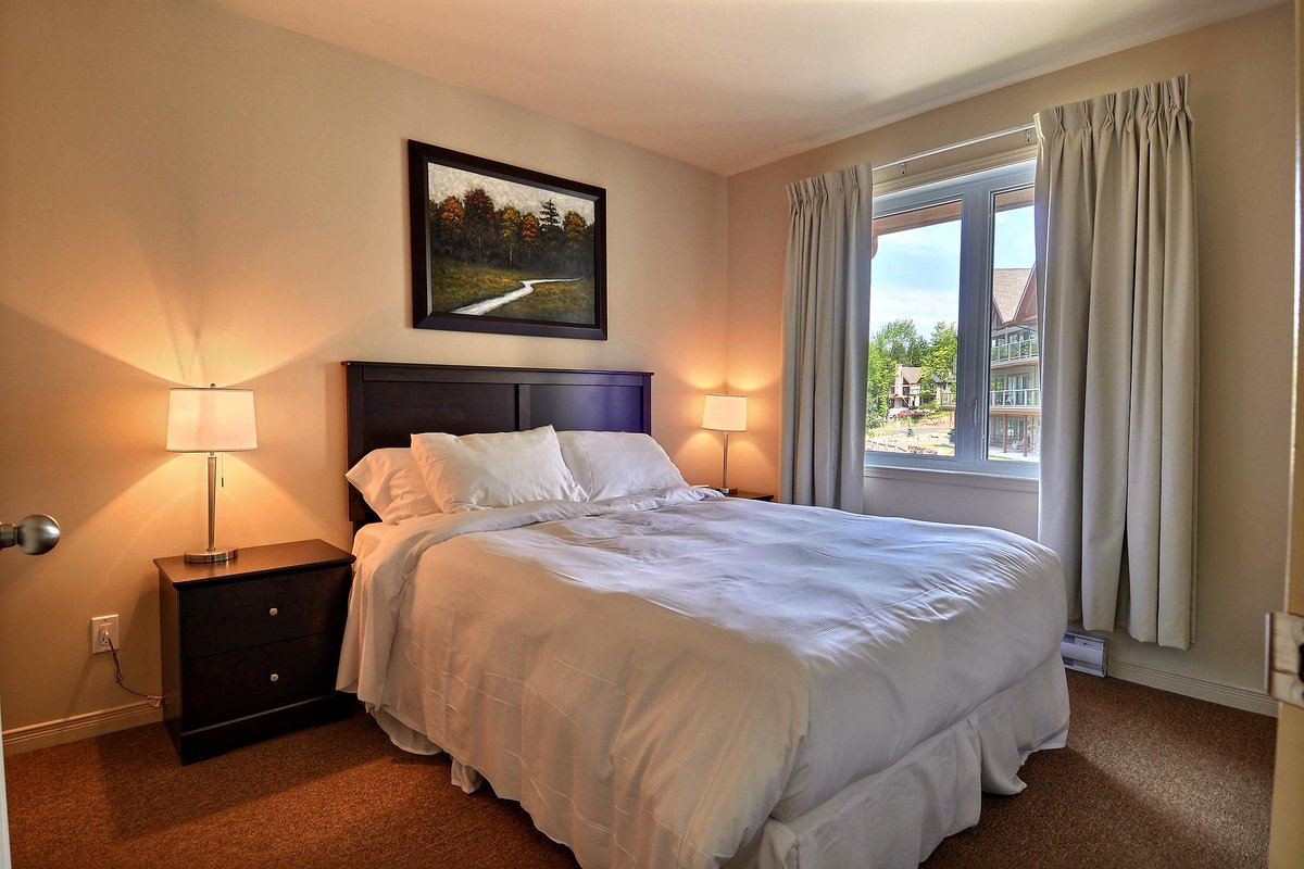 BromontCondo's tweet photo. The deal in Bromont Condo Hotel: Book for four nights and get the fifth for free! http://t.co/LxAAAQlWPw