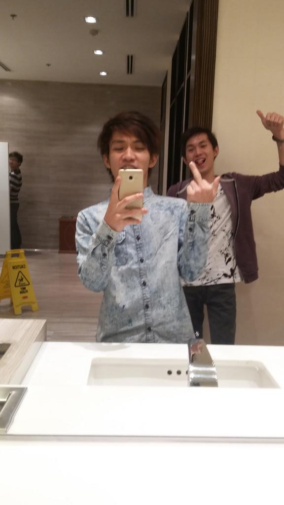 vldmrfrts's tweet photo. At solaire cr hahahaha. Ihi pa #marktan @TrevelyanJao http://t.co/KwjnRs7cDO