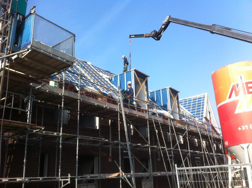De dakplaten zitten er op bij de 7 woningen in Venray, de afbouw is gestart