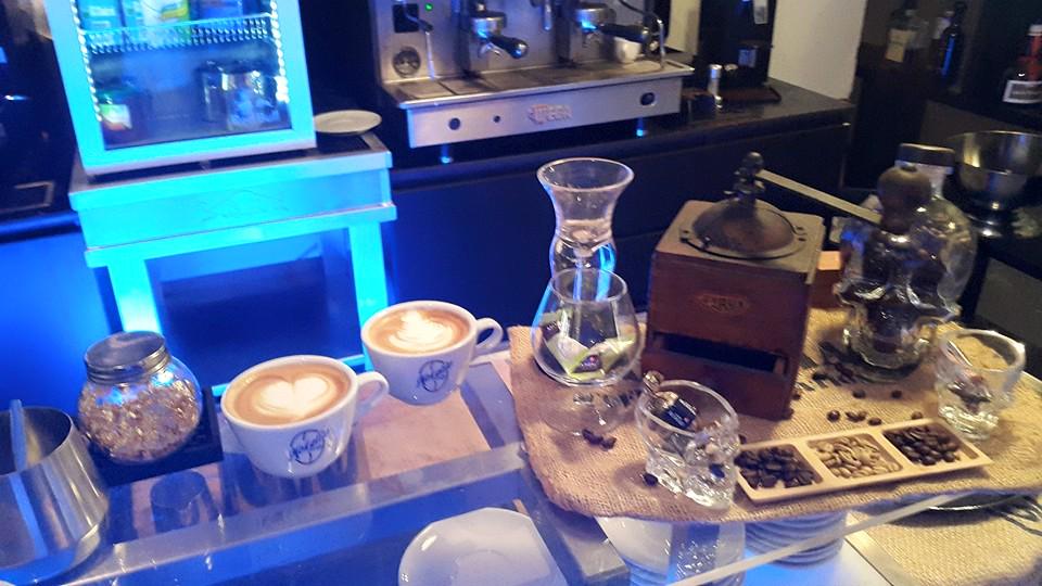 FLRobbie's tweet image. FLAIREVOLUTION
voici notre nouvel espace centre de formation Multidisciplinaire
BARISTA MIXOLOGY FLAIR