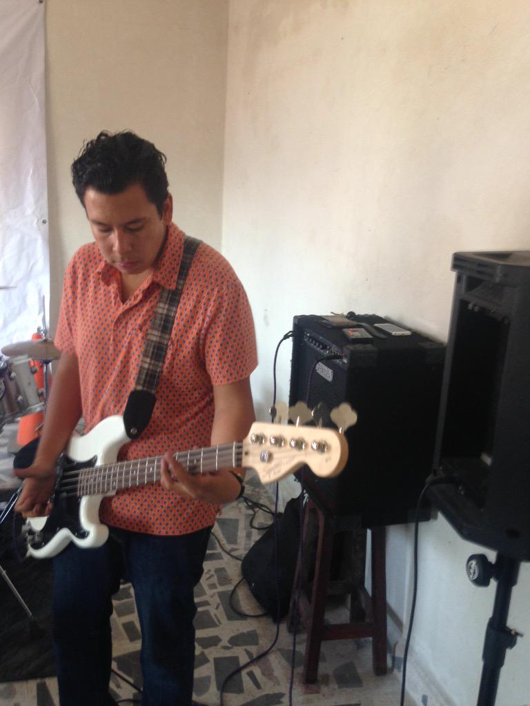 benehammusic's tweet photo. Ensayando #backintrack @maugtz92 en el bajo http://t.co/pEqS1a8Bhd