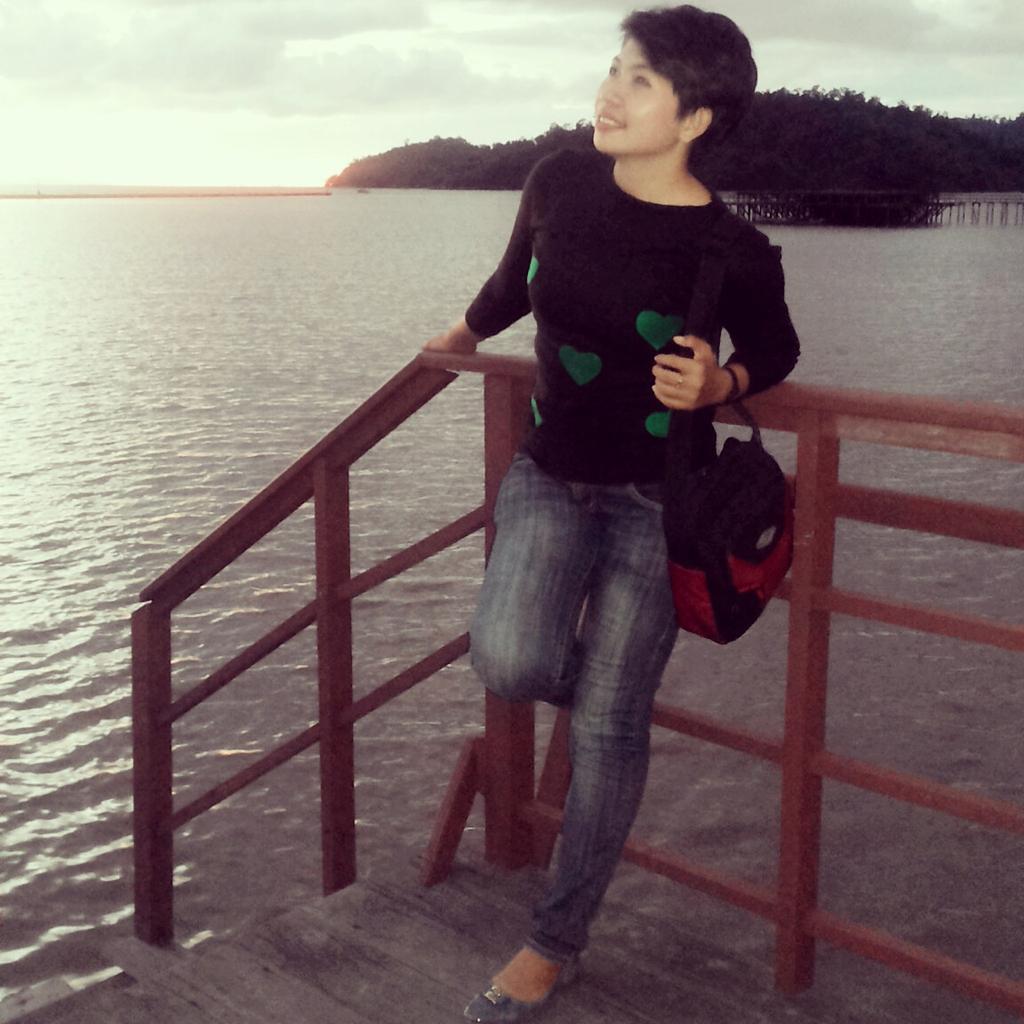 karmilla99's tweet photo. Santai soreh....with vitri. http://t.co/uJGMC4ufGj