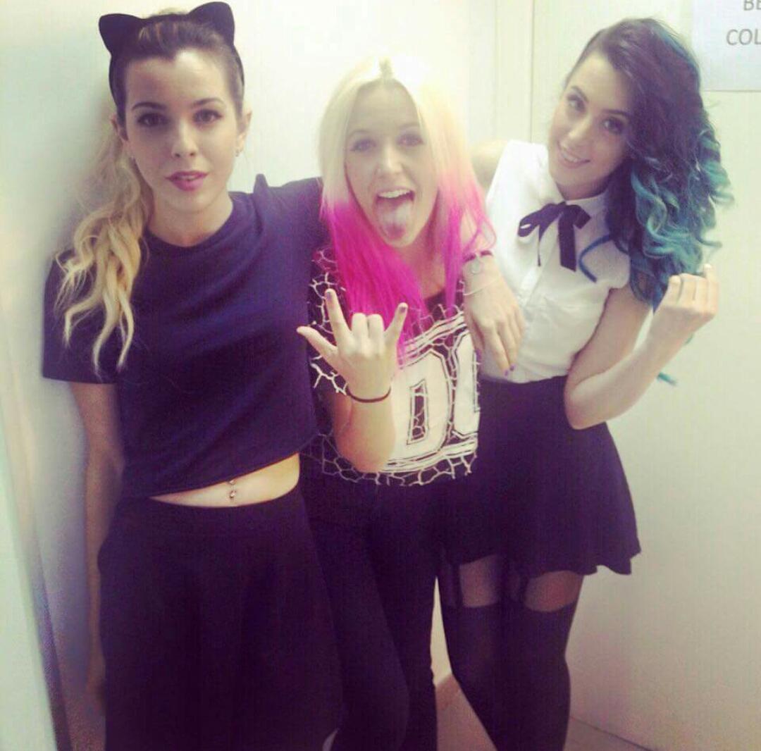 ObviouslyPla's tweet image. Las chicas el otro dia grabando un programa (creo que La Alfombra Roja en La 1) #MiVoto40SweetCalifornia