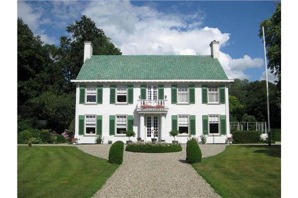 Landhuis Vechtstijn langs de Vecht in Maarssen staat te koop bij #funda:  dlvr.it/9L0NmZ