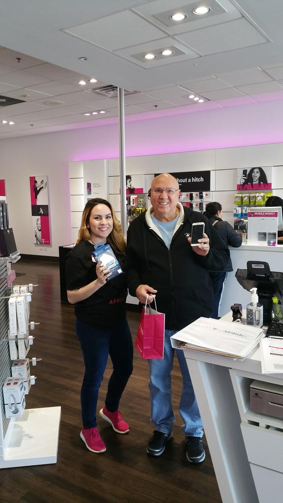 Tmobile8427's tweet photo. FIRST #GS6  EDGE SOLD THIS MORNING! #BEMAGENTA #tmobile  @JohnLegere http://t.co/7n9jUJKEbs