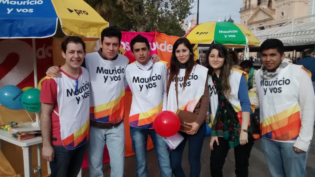 JProCba_'s tweet photo. Mañana un nuevo #MauricioyVos en el país. Te esperamos en casa plaza y esquina de Córdoba. http://t.co/3GwAgvnquK