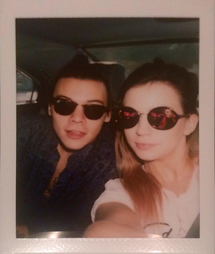 GemmaAnneStyles's tweet photo. Holla at @Harry_Styles this #NationalSiblingsDay 🙌🏻👫 http://t.co/mdYvnZY4yz