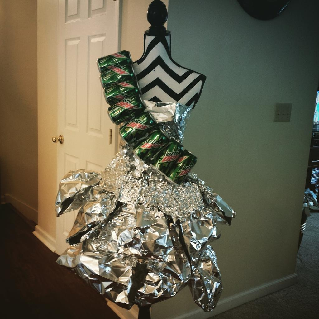 Photo_Verve's tweet photo. #bts #trashion dress of #recycledmaterials #sodacans #foil #ducttape http://t.co/lSMs6xZNjm