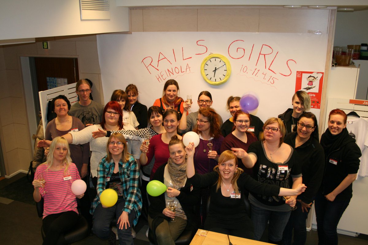 giikkisirkus's tweet photo. #FridayHug from Rails Girls Heinola!!! <3 http://t.co/IRzPrfI8Yw