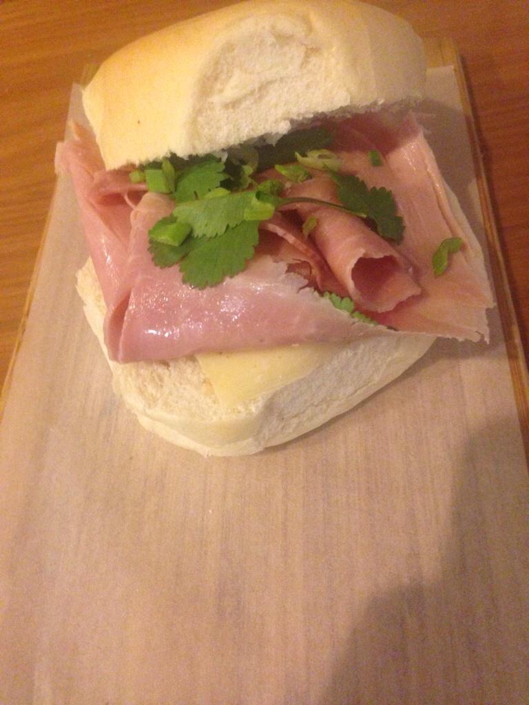 titogeorge69's tweet photo. Todos los días los mixtos con galleta cuartel!!! De panadería #casarica @toma_cafe @NoritaLeguizamo http://t.co/k0K8SuW4D5