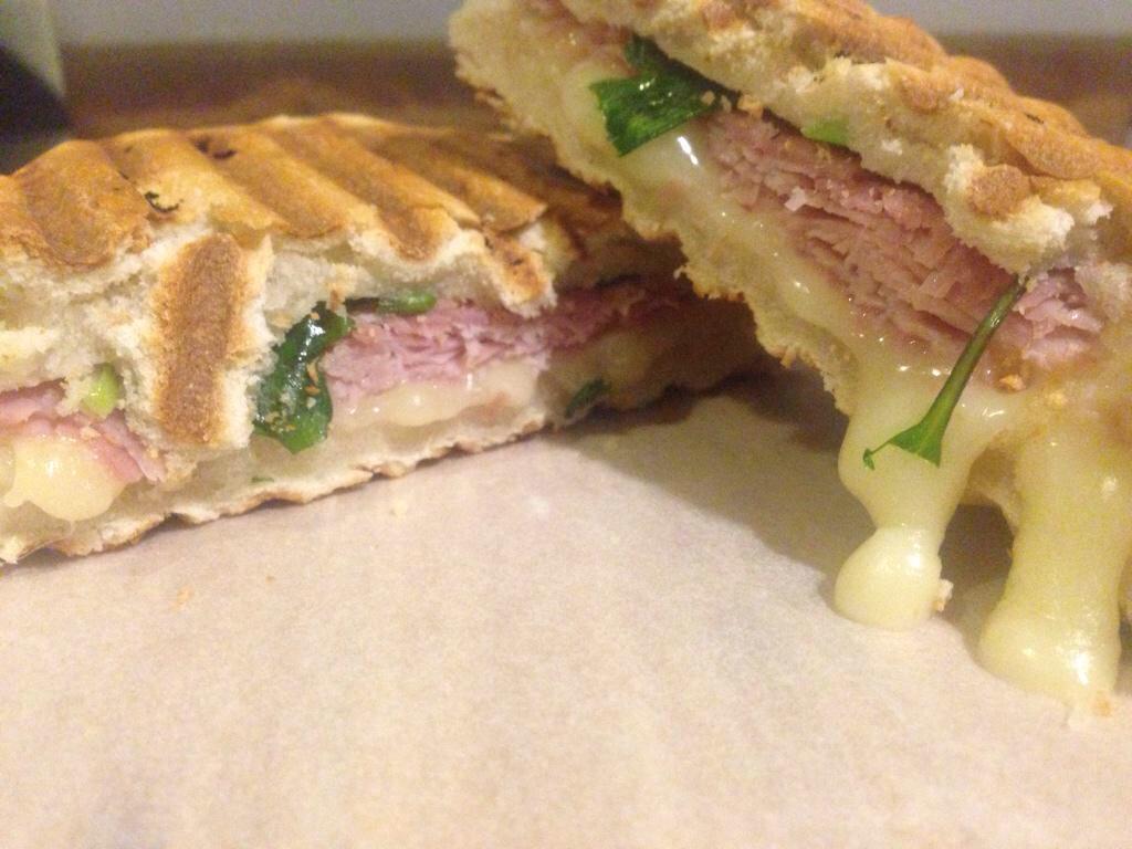 titogeorge69's tweet photo. Todos los días los mixtos con galleta cuartel!!! De panadería #casarica @toma_cafe @NoritaLeguizamo http://t.co/k0K8SuW4D5