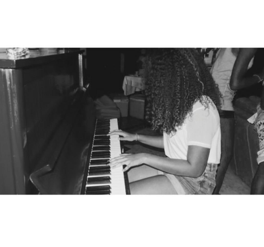 Jade__Toole's tweet photo. À ce soir, pour un teaser de ma première vidéo ! 🎹🎶❤🎉 http://t.co/Hq8hukWqBx