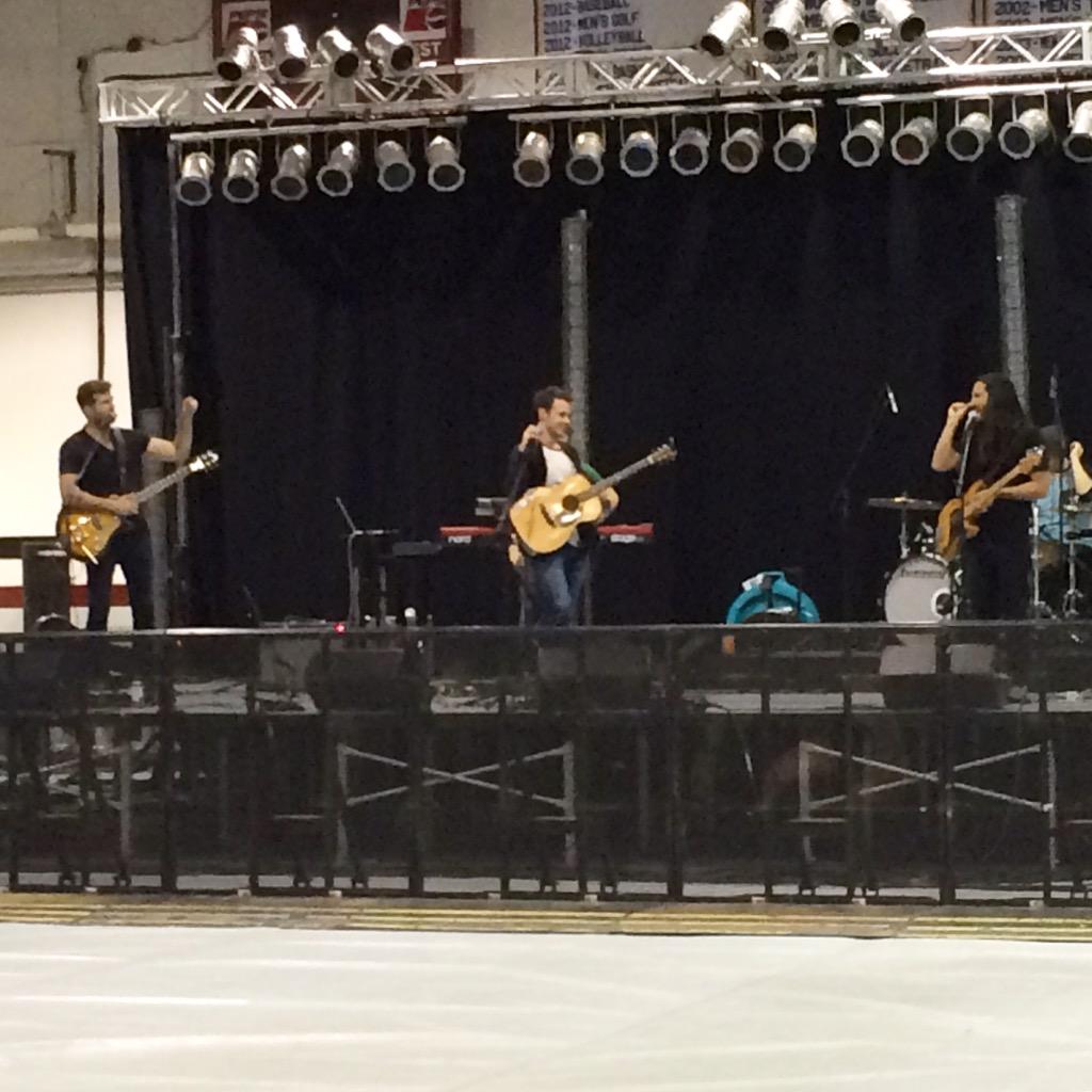 FPUPAC's tweet photo. Sound check! @KrisAllen http://t.co/Ao9oSiXOJ3