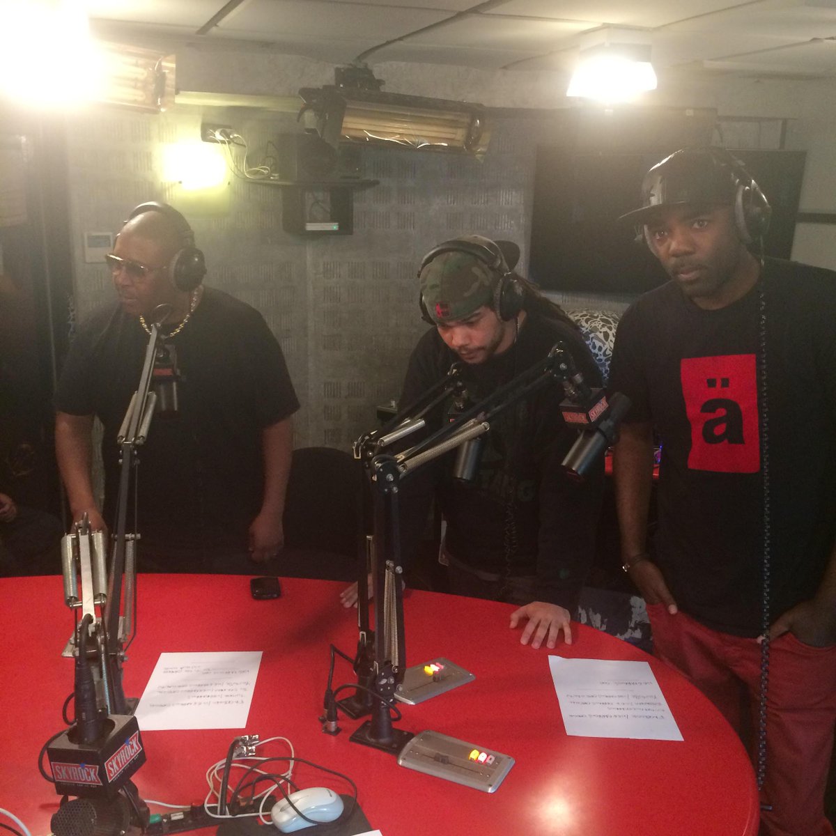 negmarrons's tweet photo. #SessionFreestyle sur @SkyrockFM avec @FredMusa pour #LaNocturne.
#NegMarrons #ValeurSure #FastFoodMusic http://t.co/BOC3sq0Fjk