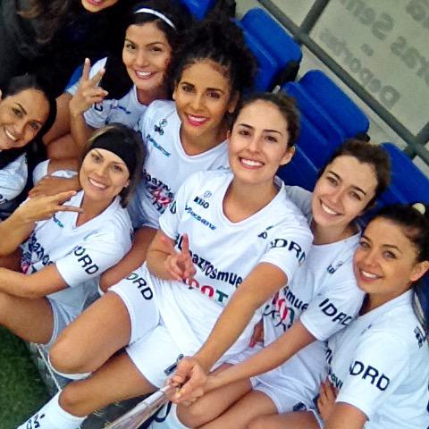 elfiltroCO's tweet photo. #LaPazNosMueve con las jugadoras de @ArtistasFC en el Partido por La Paz http://t.co/lvX4qoeQ8r