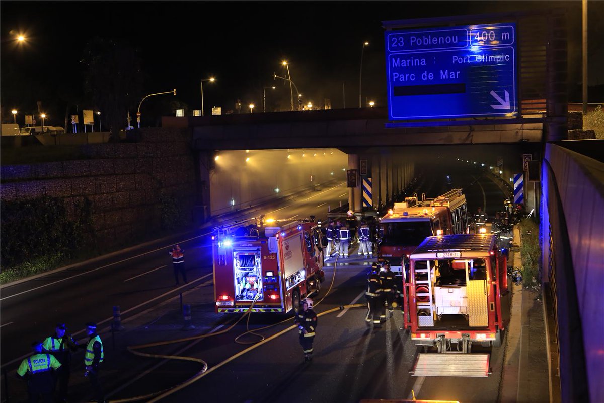 elperiodico's tweet photo. Incendiado un autobús de TMB en la Ronda Litoral de Barcelona  http://t.co/EBxaev3RB2 http://t.co/eD2Ab6Nk3b