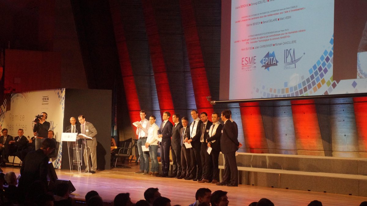 HandiLight's tweet photo. Remise du prix du Symposium 2014 à @HandiLight lors de la remise de diplômes #ESMEPromo2014. #DéfiH http://t.co/w7eT6WA4qd