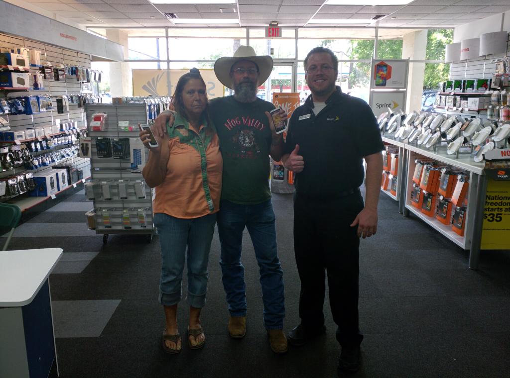 SprintShack6838's tweet photo. #SprintShack #1stfamilyplan with #HTC and #Motorola @marceloclaure @HollyJoyRamos @sprintguy4life @mack__daddy__ http://t.co/guDQYA5nOH