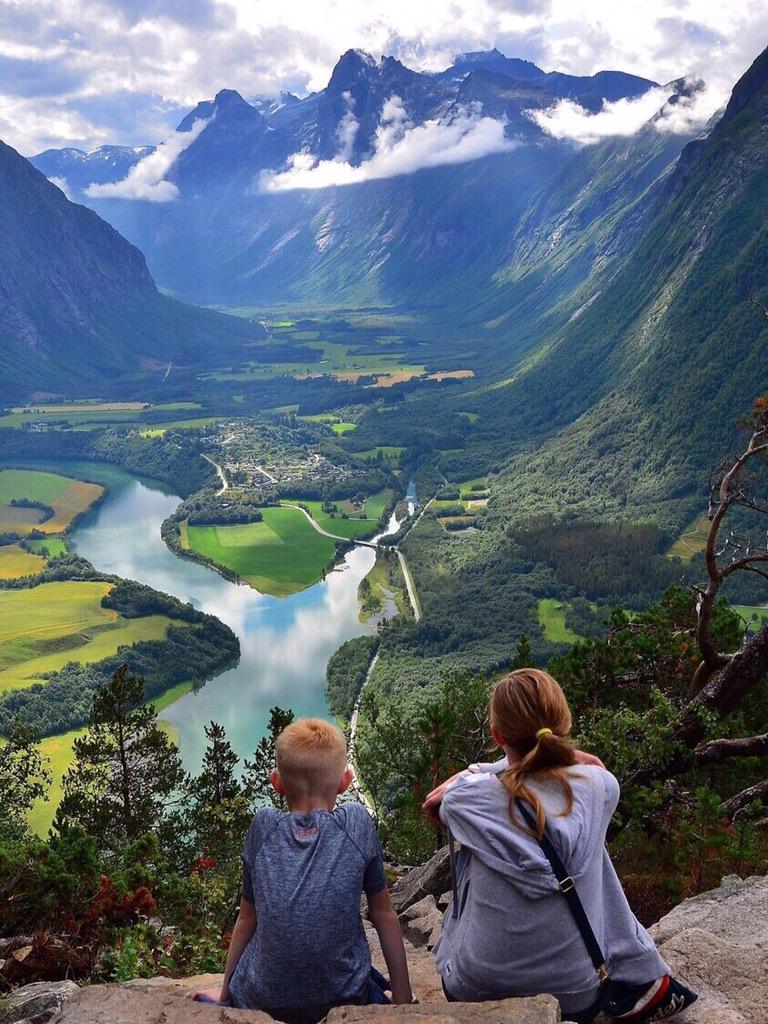 Tourism life. Красота путешествий. Путешествие красивые пейзажи. Норвегия красивые места. Красивые места с людьми.