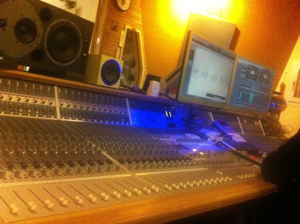 BionicManSound's tweet photo. New track coming soon ! #bionicmansound #blackcastlemusic #numberone #bdflstudio http://t.co/l5ogBcOkDX