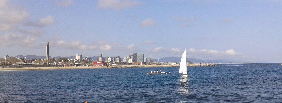 Olimpic_BCN's tweet photo. Com cada divendres, sigui hivern o sigui estiu, al mar #remdemar #coastalrowing a @VelaBarcelona http://t.co/V3zaLUsmpH
