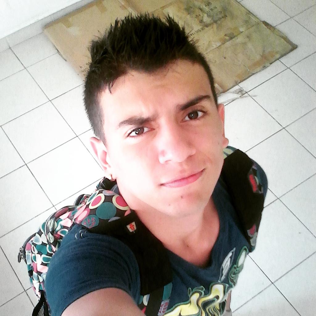 miloastudillo's tweet photo. Feliz tarde de #VIERNES HOY   CON CARA DE NIÑO JAJA #Twitter  #BuenViernes http://t.co/NjDpTrITZ0