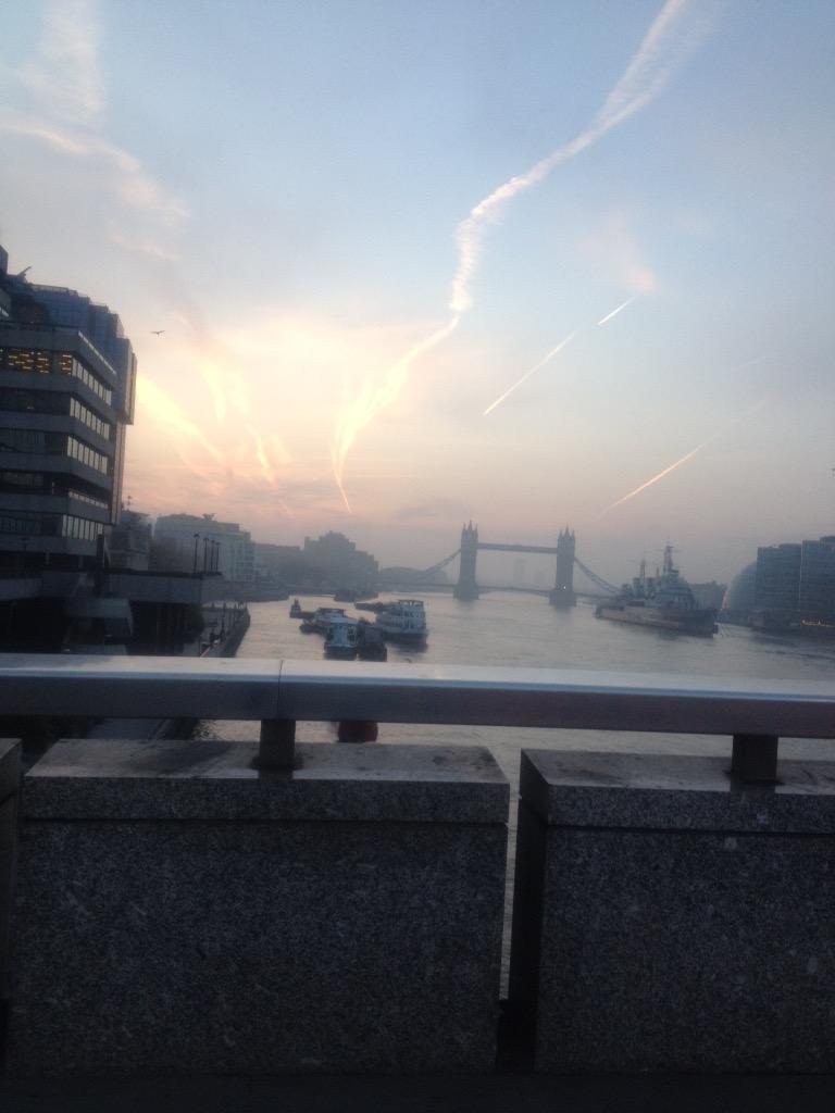 My view to uni every morning #mesmerising #smoggyLondon