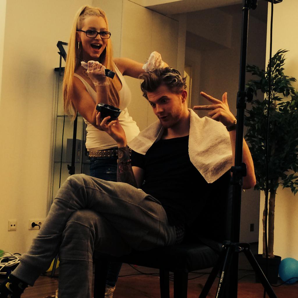 janmeyer's tweet photo. round 1 #JandreHairs http://t.co/83E0NLqmnx