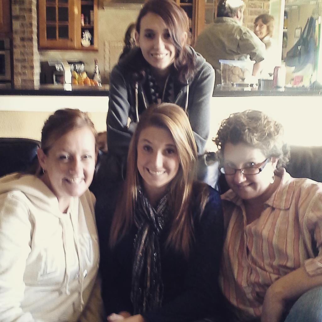 Lexii_Bailey95's tweet photo. Happy National Sibling day!!😉💟 http://t.co/q2IR00ZEbn
