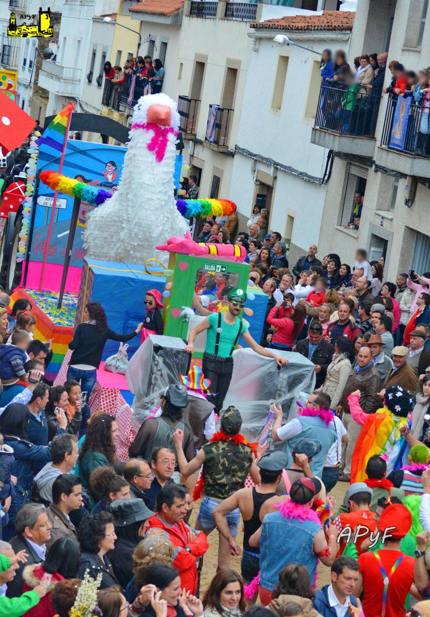 juliocarruli's tweet photo. "@ArroyodelaLuzPF: #DiadelaLuz2015 http://t.co/0T5EUV31kl" mira q buena carroza @Palomos2015