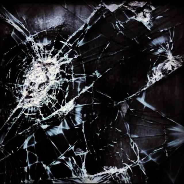 AJEPerformance's tweet image. #museumproject #brokenglass #cracks #shattered #scenography ideas #performanceart #art #visualart #design