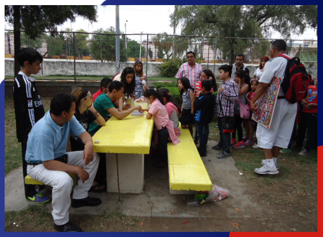 EscPremioNobel's tweet photo. Para cerrar sus vacaciones les compartimos una imagen del Taller de Pulseras en nuestra Kermesse de Primavera 2015. http://t.co/4cXHslj7gZ