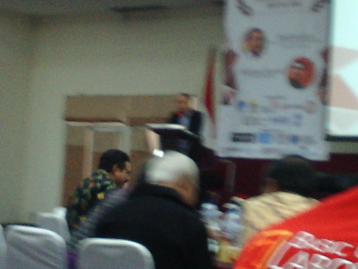 Aksara_TU's tweet photo. [LT] Sambutan dari perwakilan FAST ( Forum Alumni Universitas Telkom ) http://t.co/EVFTUJUOnt