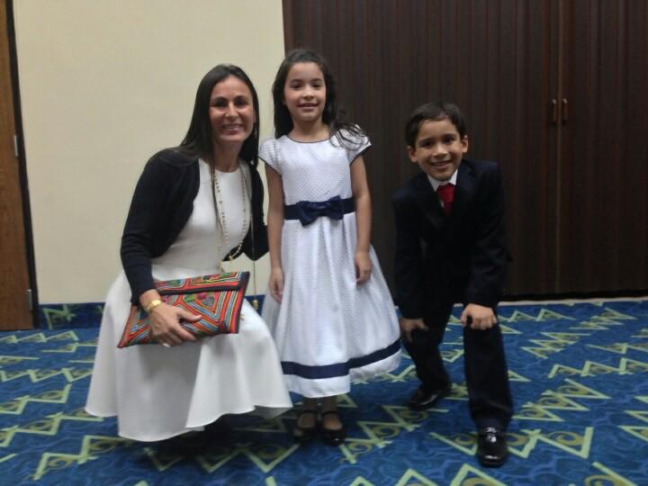 MiCulturaPma's tweet photo. Nuestra directora general, Mariana Núñez Haugland, felicita a los pequeños presentadores de la VII #CumbrePanamá http://t.co/EzuSlkRyPp