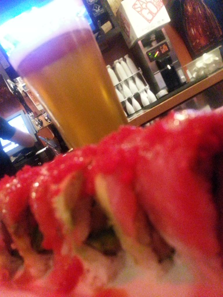 SUSHIDELIUSA's tweet photo. Beer + sushi = GOOOOD http://t.co/lmIIDtt94x