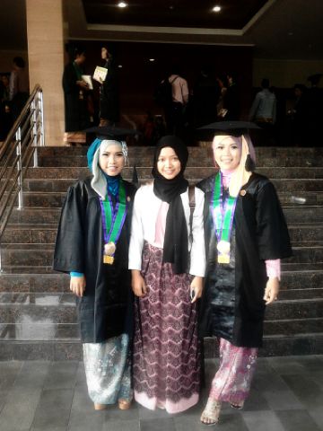 devitasyn's tweet photo. Wisudanya mbak http://t.co/i231rr1sJd