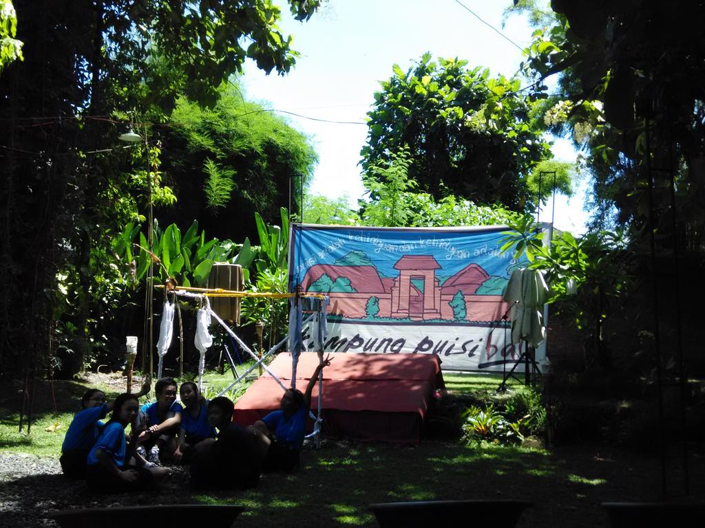 Persiapan panggung acara malam ini di <a href="/JKP_Bali/">Jatijagat Kamp Puisi</a>