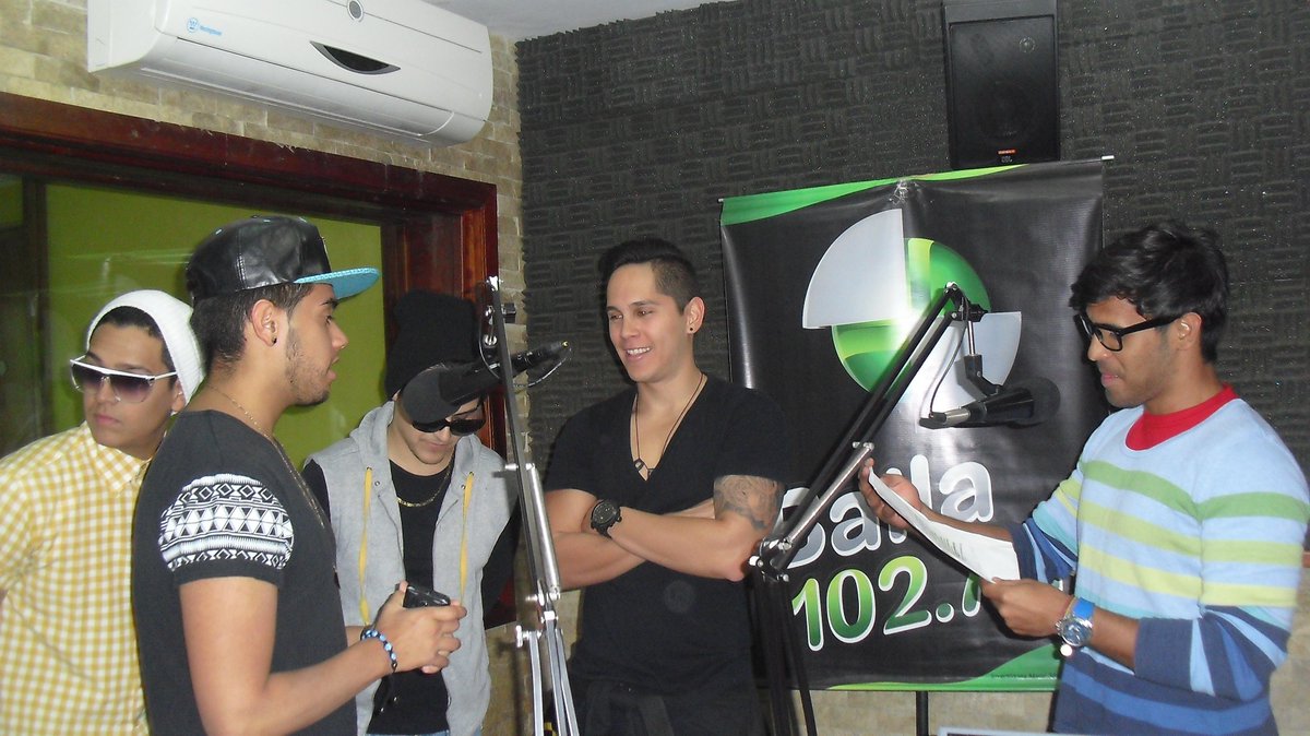 BailaVip's tweet photo. Los chicos de @GrupoSalserin ¡Ya están con nosotros! #EnInstantes en @BailaVip con @kenkevindiaz por @BailaFM 102.7 http://t.co/BGC03e0aNW