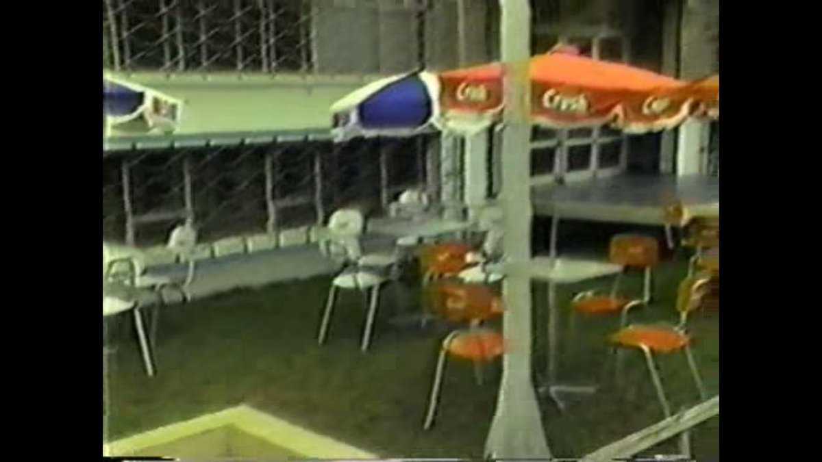 EcoturiLinares's tweet photo. PLAZA DE LINARES 1985. Grupo de jóvenes Breakers bailan frente a Discoteque Status's

http://t.co/L3rtEXlgmC http://t.co/VILGfthoXw