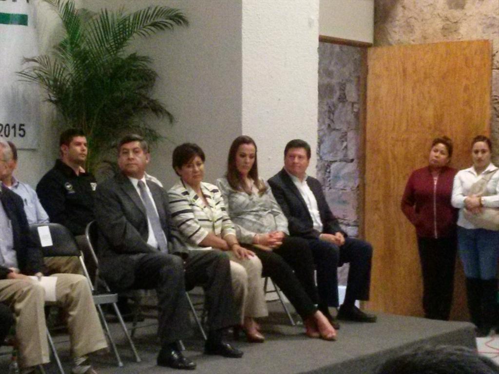 OscarLlamas's tweet photo. Acompañan legisladores federales al delegado del CEN del PRI Luis Antonio Muñoz Mosqueda en su toma de protesta http://t.co/JjK3QEDgXj