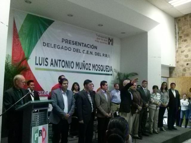 OscarLlamas's tweet photo. Acompañan legisladores federales al delegado del CEN del PRI Luis Antonio Muñoz Mosqueda en su toma de protesta http://t.co/JjK3QEDgXj