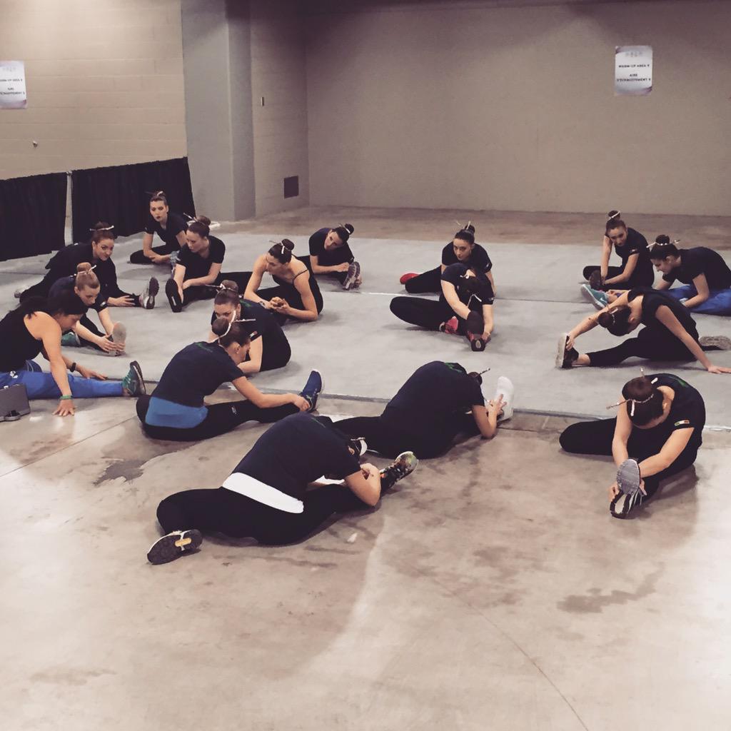 Team Italy 🇮🇹 @hotshivers_team pre-skate stretch #WorldSynchro15