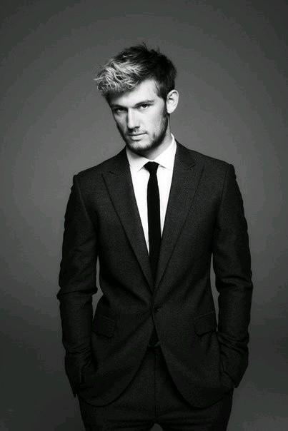 Happy birthday Alex Pettyfer 