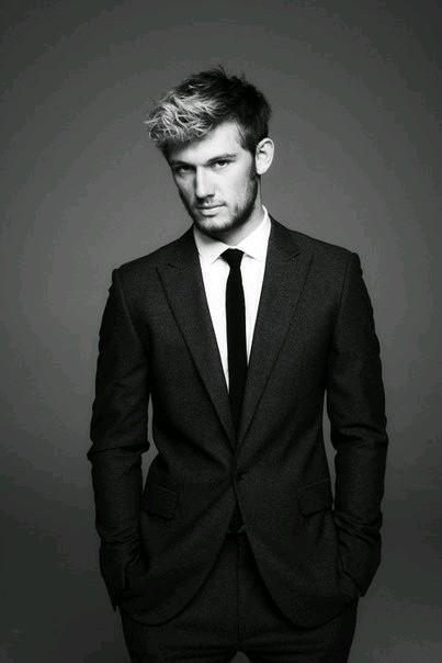 Happy birthday Alex Pettyfer 