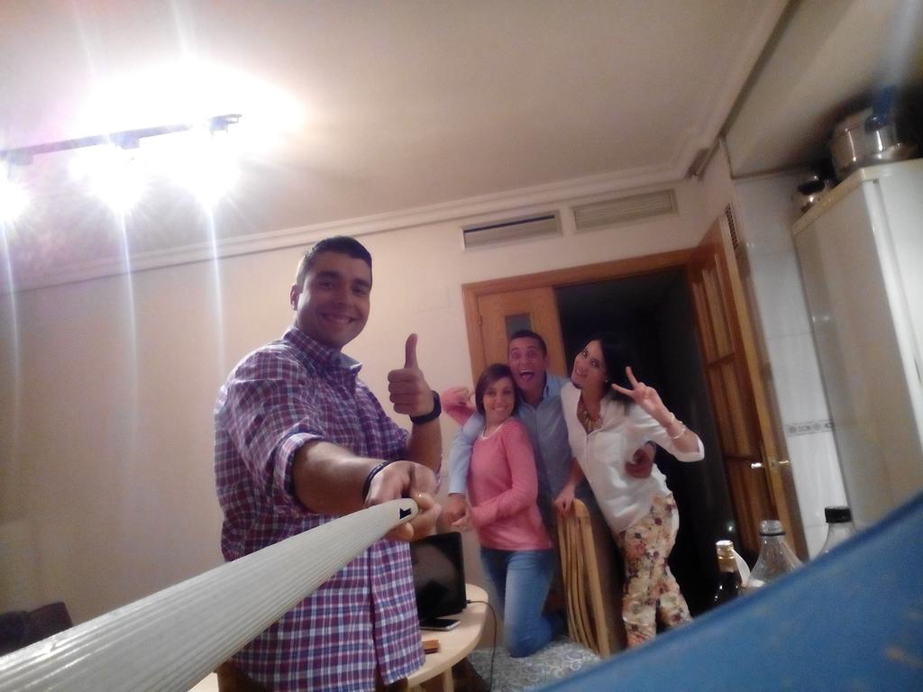 NicoRivera85's tweet photo. Ya soy moderno con mi palo de selfies!!! @LuscindaG @PatriciaSMtinez @Davidrf_ http://t.co/WWPsynAZZk