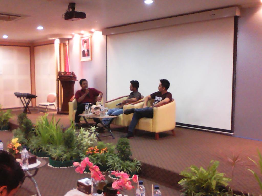 SeminarTalkshow's tweet photo. Pemateri talkshow @hamasacorp @YasaSinggih http://t.co/kObgY4K3FS