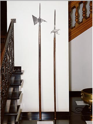 『ハルバード』

長さは大人２人分もあり
先に斧が付いている槍

斬る！
突く！
引っかける！
叩く！
と多彩な攻撃が可能

＃スイス