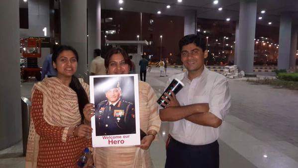 MoiSherni's tweet photo. At least we still have some journalists with a spine.
@gauravcsawant at the airport to #WelcomeGeneral http://t.co/C3l05MyqN5