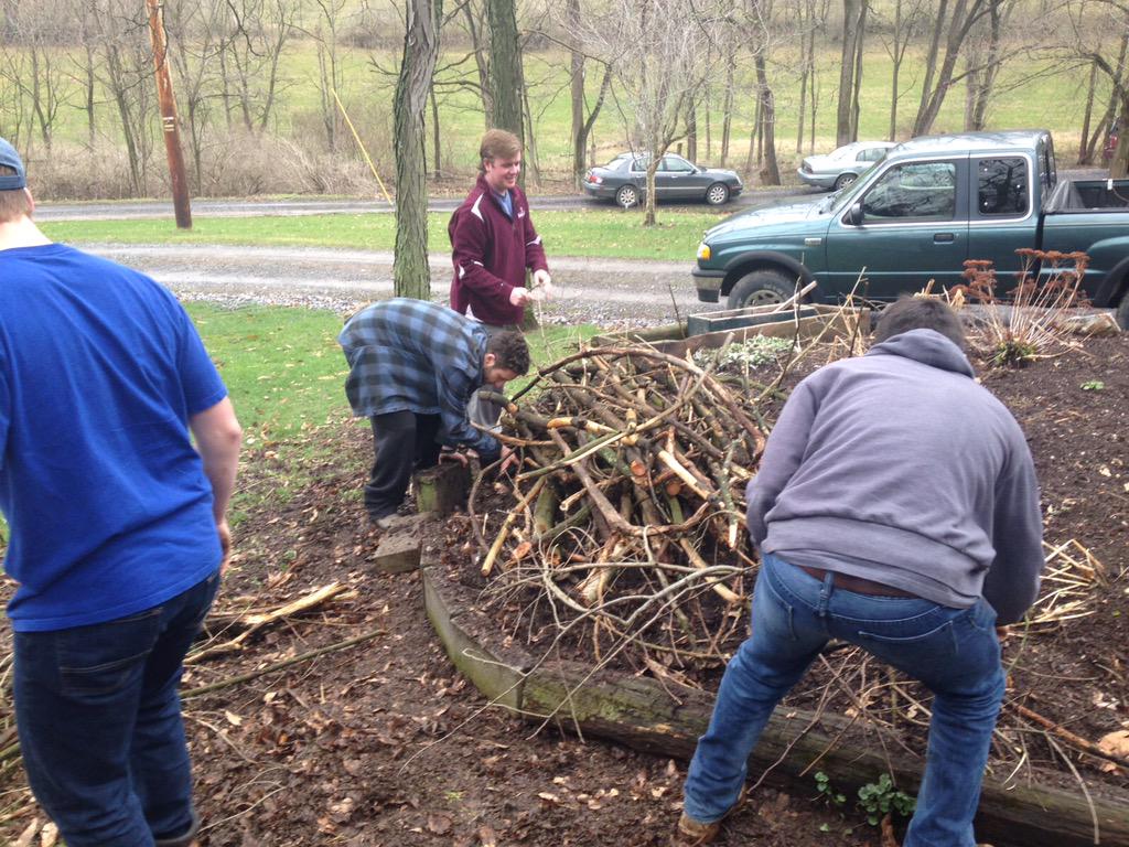 KSigBucknell's tweet photo. The brothers help support local businesses in the #DayofService @KappaSigmaHQ http://t.co/8Ykv37joUH